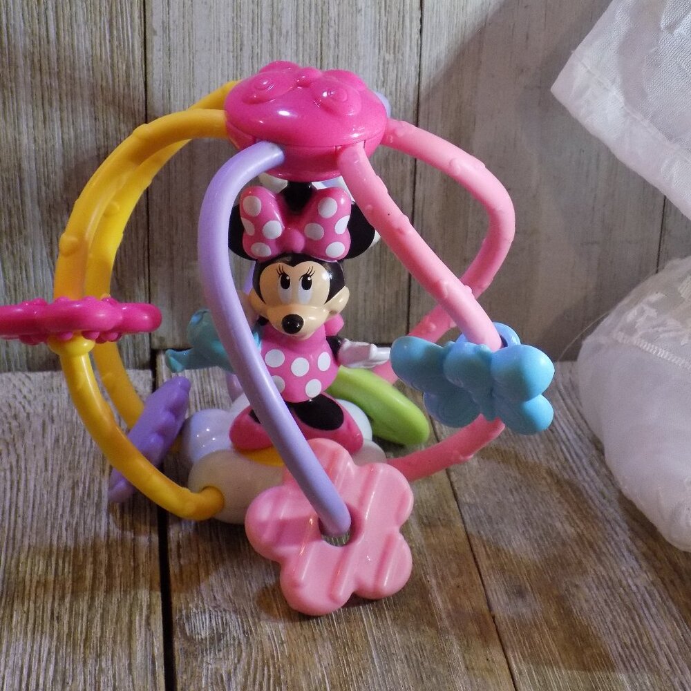 Disney Fisher Price Minnie Mouse Round grab it Clutch Rattle Ball Baby Toy